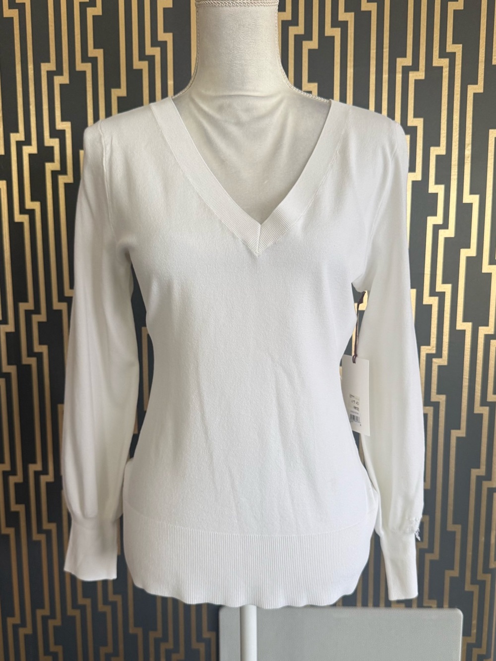 Lewit White V-Neck Long Sleeve Knit Top